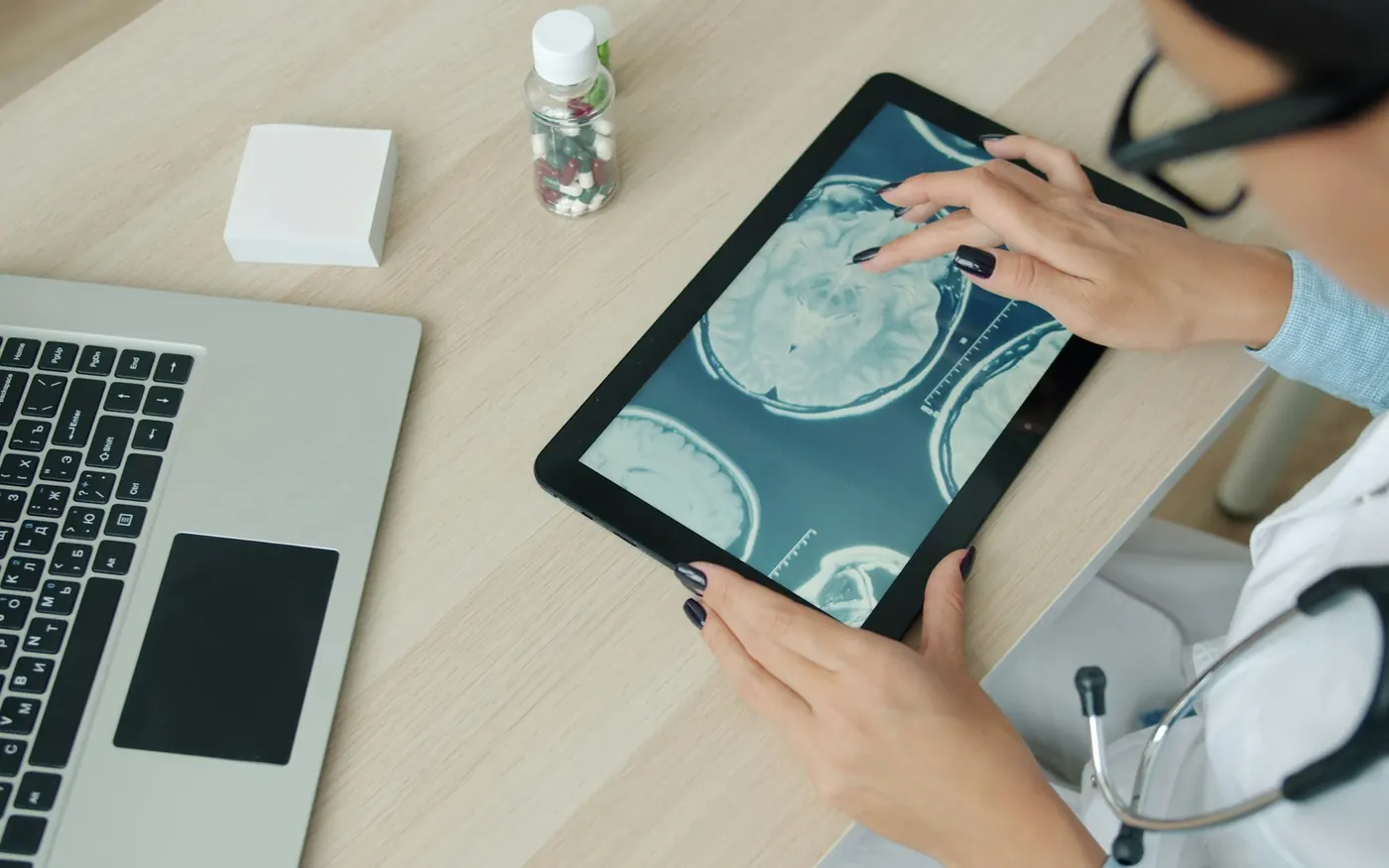 Médecin consultant une imagerie sur tablette