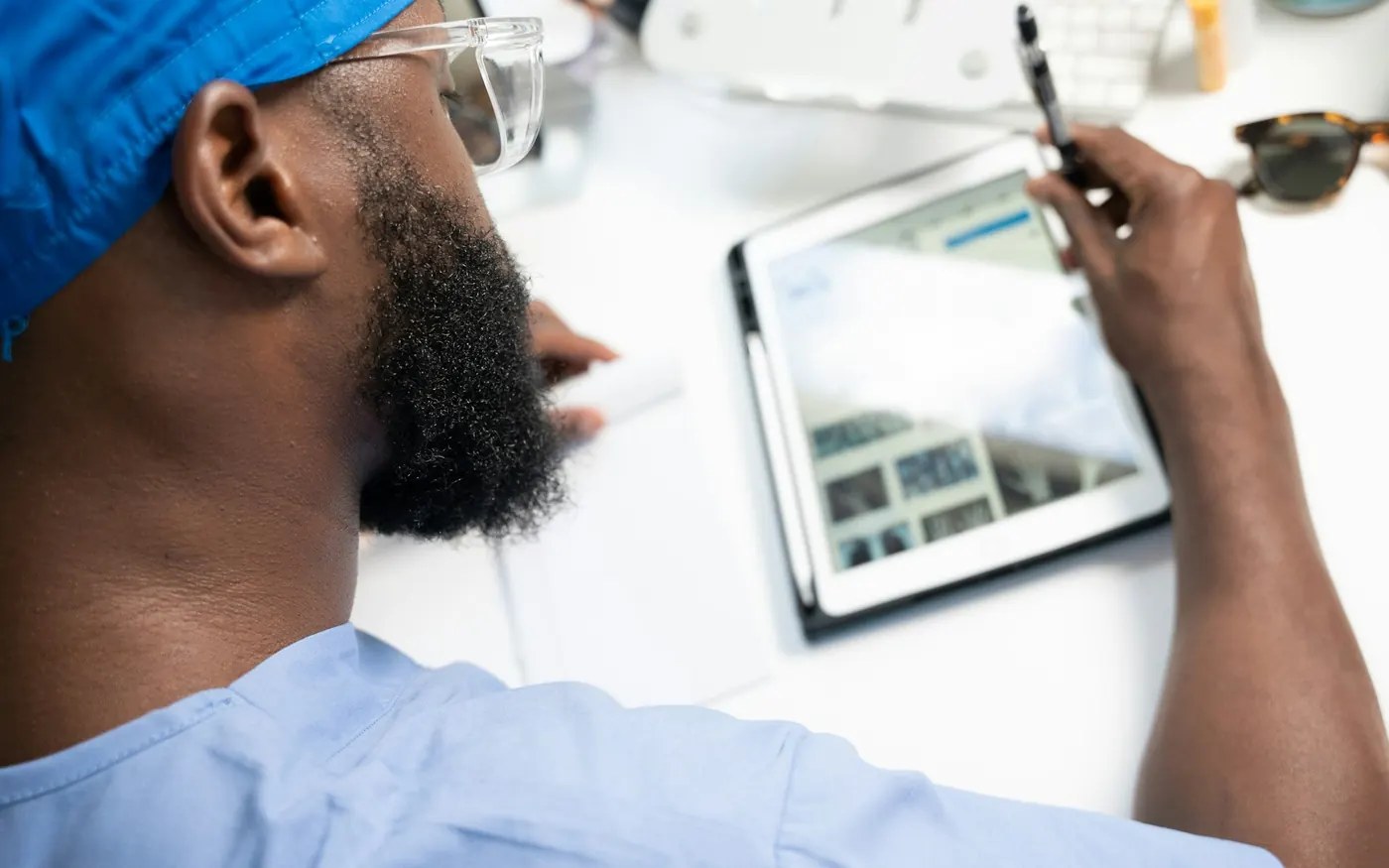 Soignant consultant une tablette
