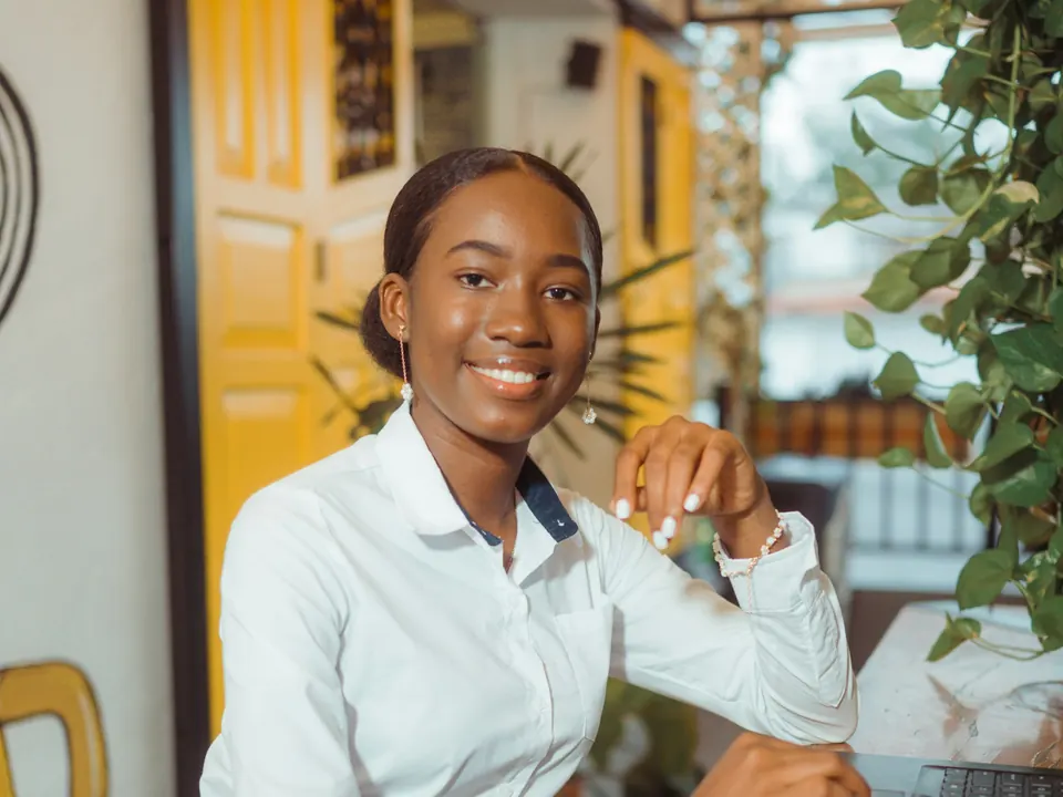 Jeune entrepreneuse souriante à son bureau