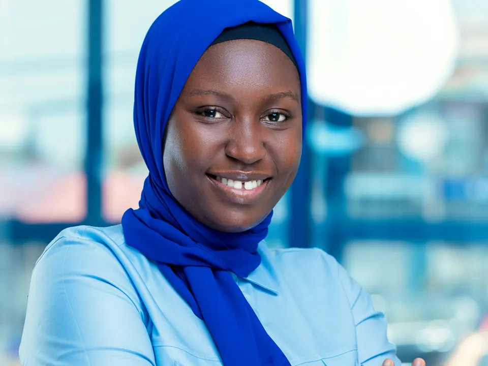 Professionnelle souriante, bras croisés