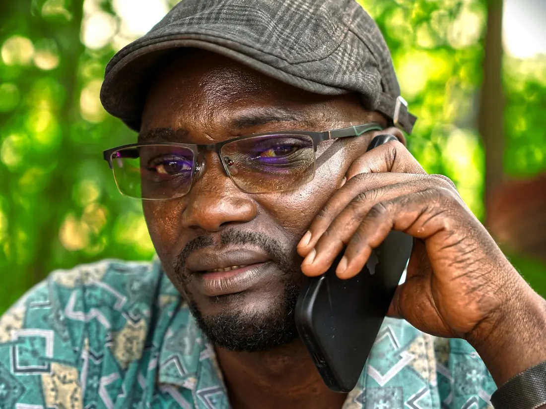 Homme au téléphone, en extérieur