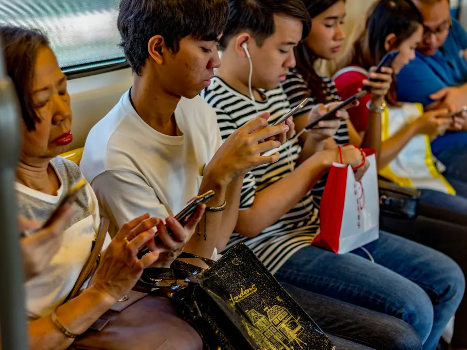 Passagers utilisant leur smartphone dans un train
