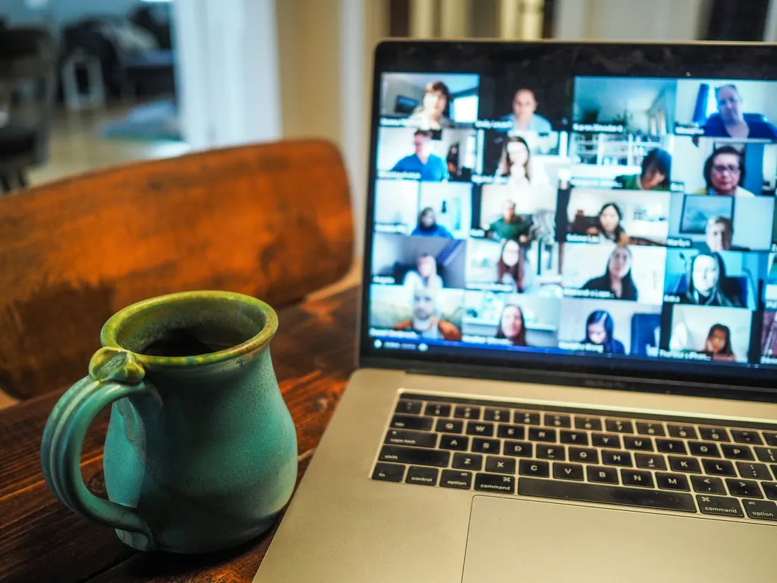 Appel vidéo en groupe sur un ordinateur portable
