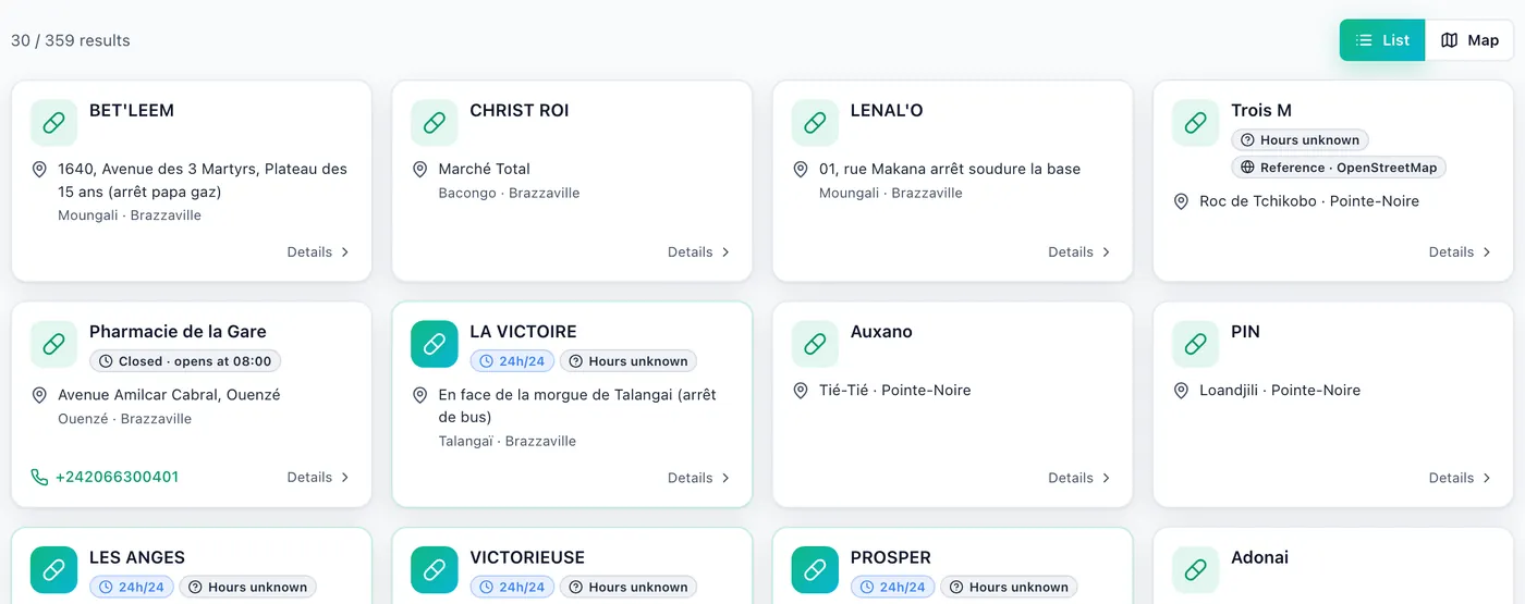 Fiches de l’annuaire des pharmacies (interface en anglais) : nom, adresse, quartier, statut d’ouverture — instance de démonstration