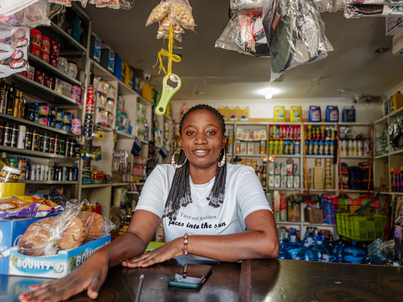 Commerçante derrière le comptoir de sa boutique